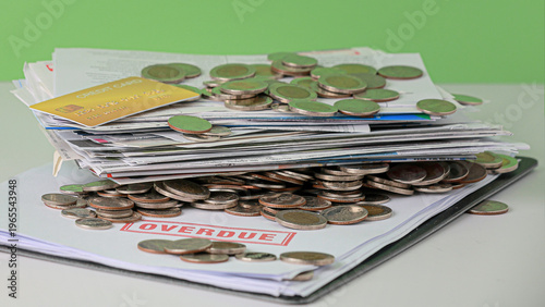 Foto Stressful overdue bill debt coin finance money credit overload concept showing o