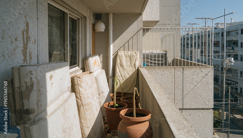 団地の反復建築に滲む暮らし、植木鉢と干し布団が示す日本の生活文化