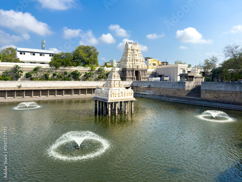 Obraz na plátně Temple tank with mandapam and fountains at Kamakshi Amman Temple in Kanchipuram, Tamil Nadu, India