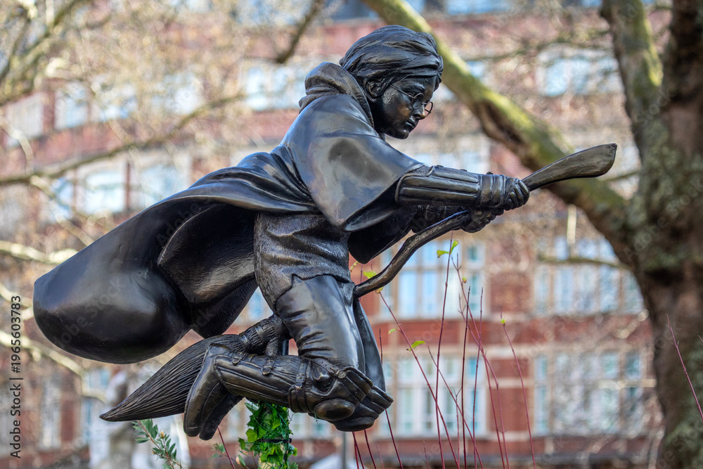 Fototapeta premium Harry Potter Statue in Leicester Square, London