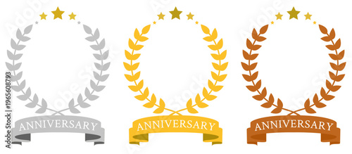 アニバーサリーをテーマにしたシルバー・ゴールド・ブロンズの月桂樹リースとリボン付き記念バッジセット