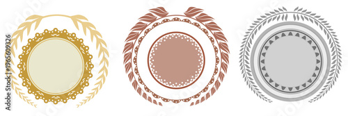 繊細な装飾と月桂樹モチーフを組み合わせたクラシックな円形フレームエンブレムセット（ゴールド・ブラウン・シルバー）