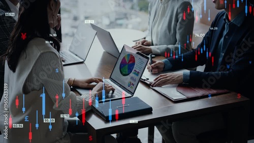 オフィスで会話するビジネスパーソンのグループと金融テクノロジーのコンセプトイメージ