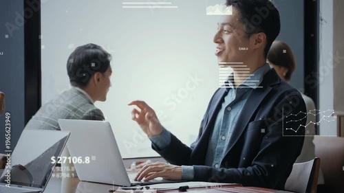 オフィスで会話するビジネスパーソンのグループと統計データのコンセプトイメージ