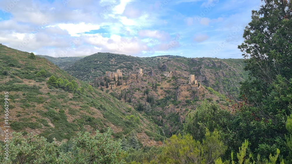 Fototapeta premium Les châteaux de Lastours vu depuis le belvédère (Montagne Noire, Languedoc)