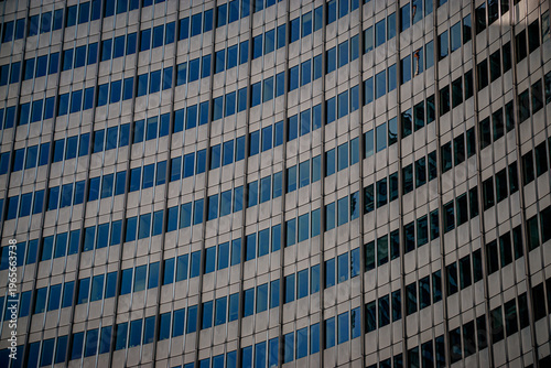 Fotografía Abstract view of a modern office building facade in Vienna with repetitive glass windows, ideal for business, corporate, and urban architecture concepts