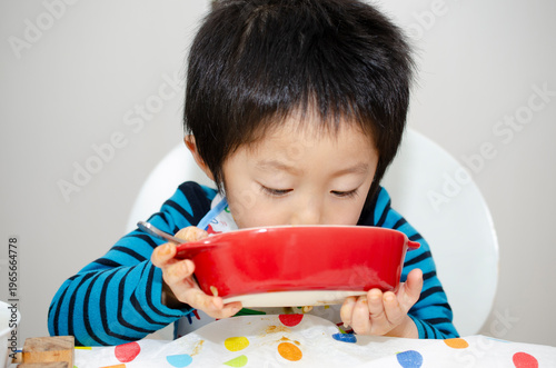 食事中の子供