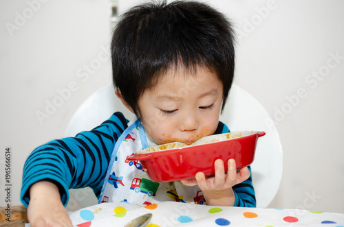 食事中の子供