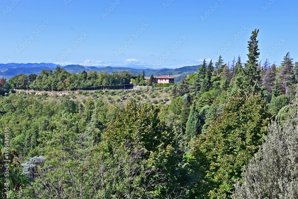Fototapeta premium Bologna, panorama dell'appennino bolognese dalla balconata del Santuario della Madonna di San Luca, Emilia Romagna, Italia