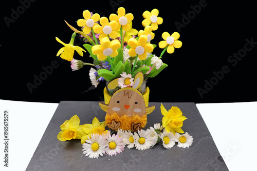 petit lapin et son coquetier de fleurs