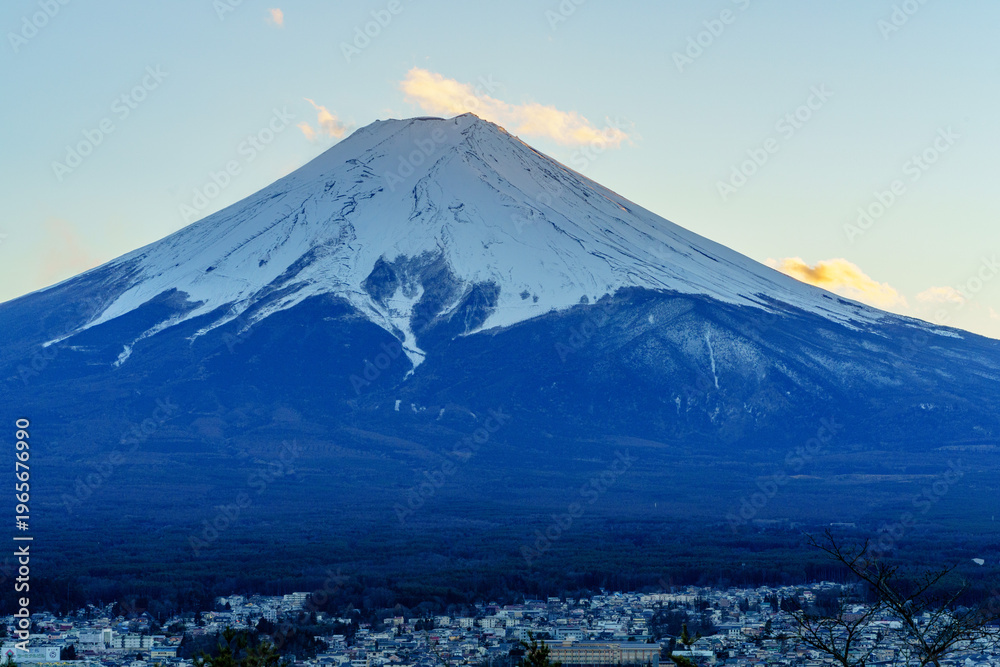 Fototapeta premium 富士吉田市から望む富士山と街並み 冠雪した美しい山岳風景 