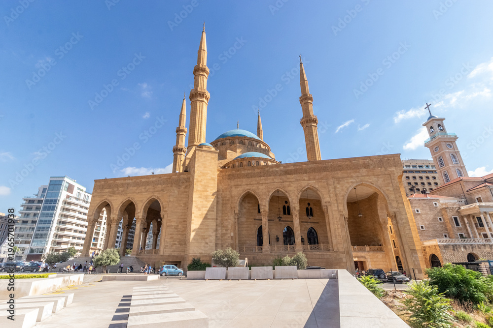Fototapeta premium Mohammad Al Amin Mosque and Saint George Maronite Cathedral in Beirut, Lebanon