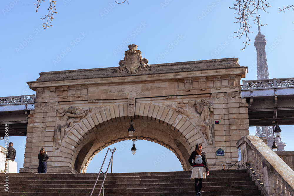 Obraz premium Arch way at the Bir-Hakeim bridge in Paris, France with Eiffel Tower in the background
