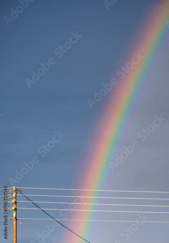Stromleitung mit Regenbogen. Peloponnes, Griechenland 26018.jpg