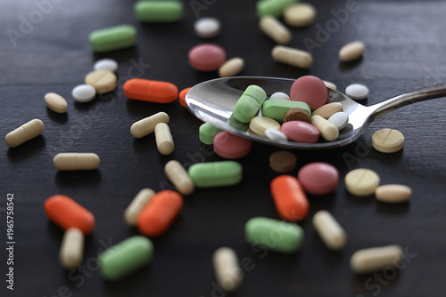 Konstfotografi pills scattered on a dark background, medical topic dosage of medicine, concept