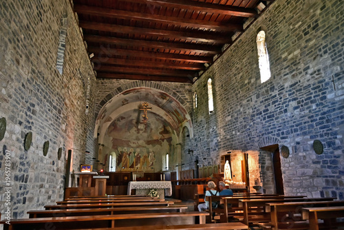 Colico, interno della chiesa dell'Abbazia di Piona o Priorato di Piona, importante esempio di architettura romanica lombarda, Lago di Como, Italia