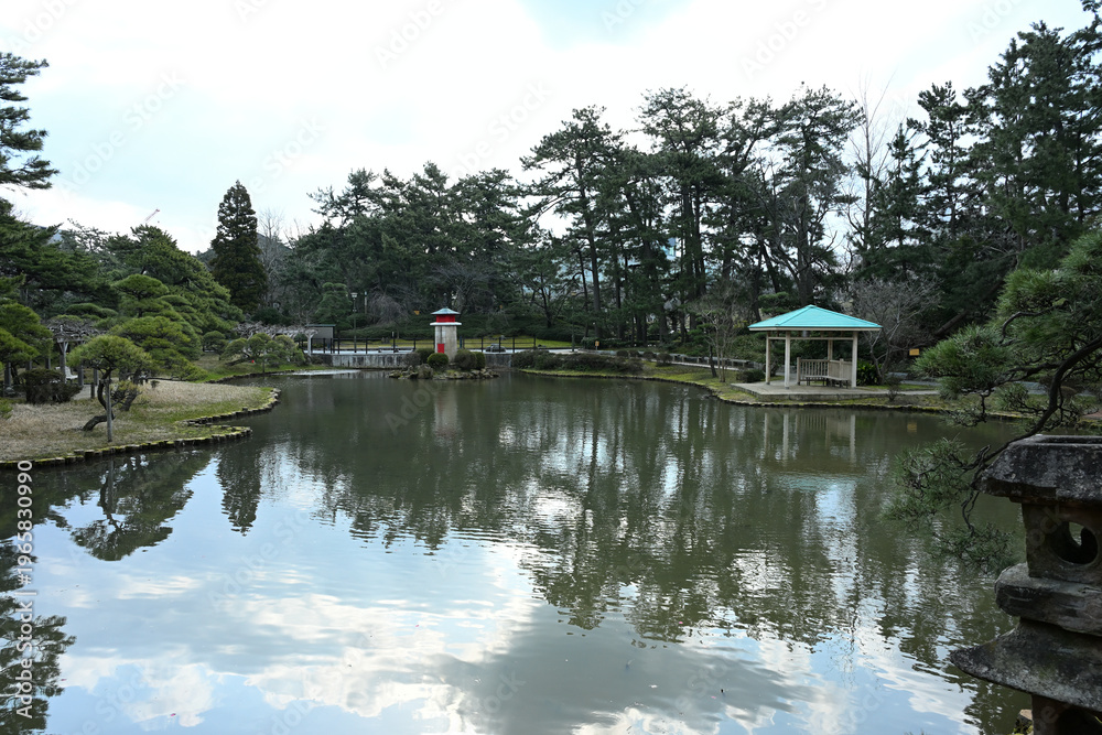 Obraz premium 白山神社の池と東屋のある景色（新潟県新潟市中央区）