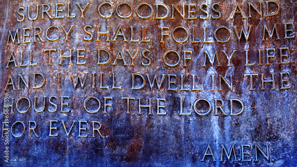 Obraz premium Portion of Psalm 23 Carved into Memorial in Cemetery