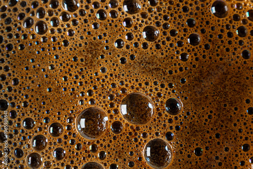 Картината върху платно Freshly brewed coffee surface with textured bubbles and glossy crema