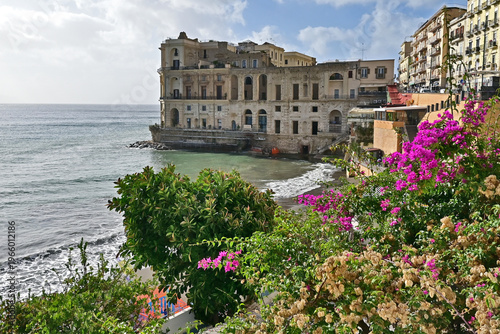 Tableau sur toile Napoli, spiaggia, lungomare e vedute di Mergellina, Campania, Italia
