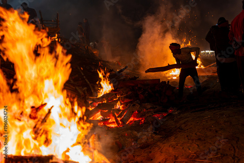 Tableau sur toile Funeral pyre burning at Manikarnika Ghat during cremation in Varanasi