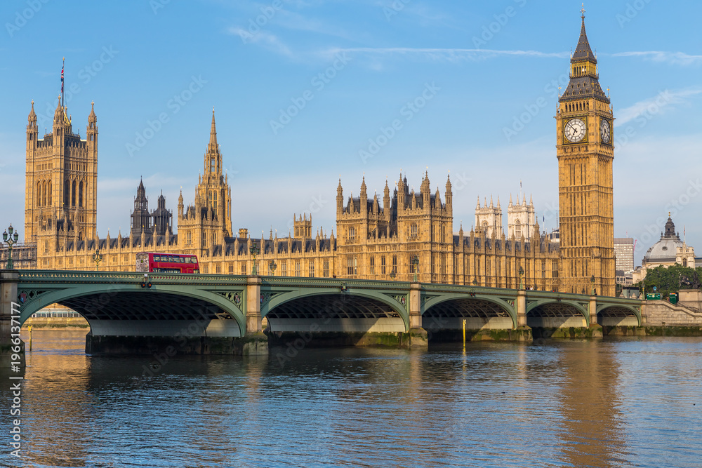 Obraz premium Big Ben in London seen from the Thames