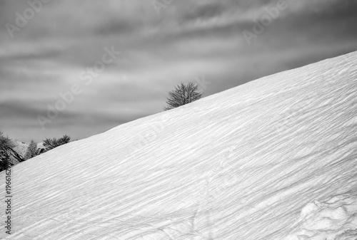 Tableau sur toile slopes of the biella alps, covered by the snow, early springtime season (piedmont region, northern italy alps)