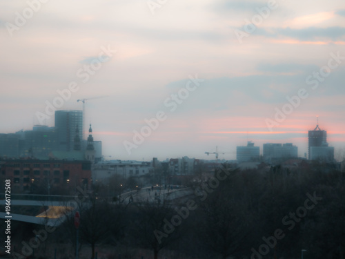 Foto Hazy city skyline at dusk