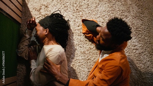 Fotografia African american woman ignoring her boyfriend and giving up on the fight, man begging for a compromise and asking for a second chance
