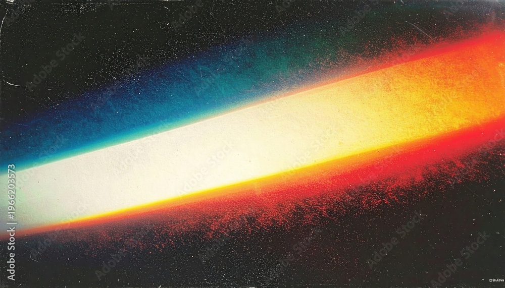 Obraz premium Striscia diagonale di luce prismatica, effetto flare vintage con grana e aberrazione cromatica su sfondo scuro.