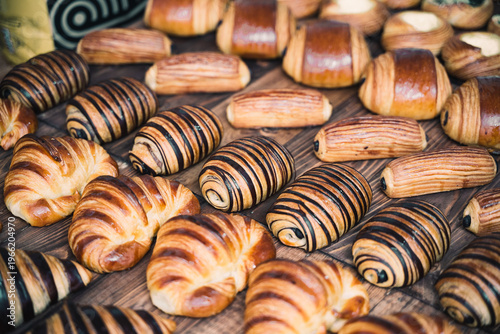 Fotografija savory pastries on a bakery table