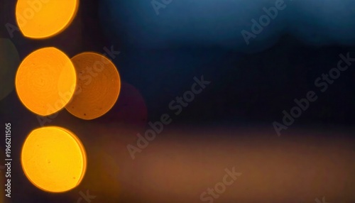 Sfondo astratto con cerchi luminosi bokeh arancioni e blu scuro, effetto sfocato notturno.