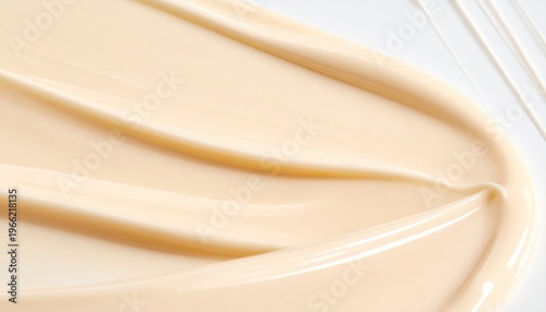 Primo piano di una texture cremosa color pesca, sfondo bianco per cosmetici o prodotti per la cura della pelle.