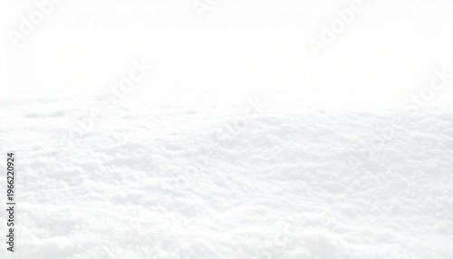 Superficie bianca e soffice di neve fresca o nuvole in primo piano con sfondo luminoso e sfocato.