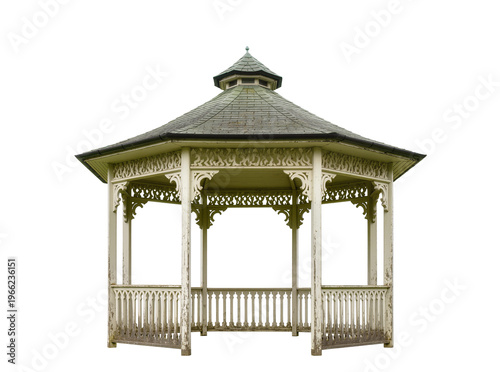 Foto Isolated old weathered wooden gazebo with decorative Victorian style railings an