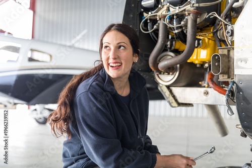 Cuadro en lienzo Smiling mechanic working on aircraft