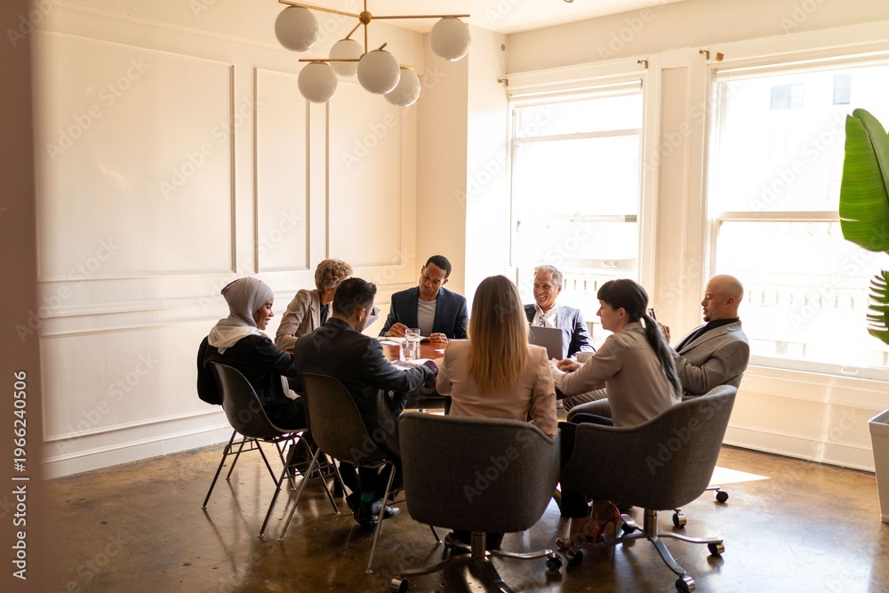 Obraz premium Diverse team in meeting room