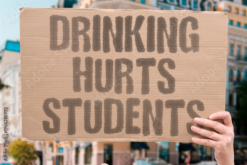 Fotografie "Drinking Hurts Students" Campus alcohol culture causes lasting harm to developing brains