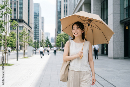 日傘を差して都会の街角で微笑む若い女性 夏の紫外線対策 熱中症予防 美容 イメージ Generative AI
