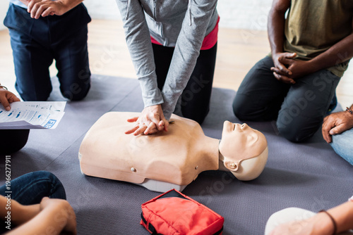 Fotografía Group learning CPR technique effectively