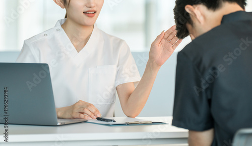 Foto A female staff member in a white coat comforts a male patient during a counseling session
