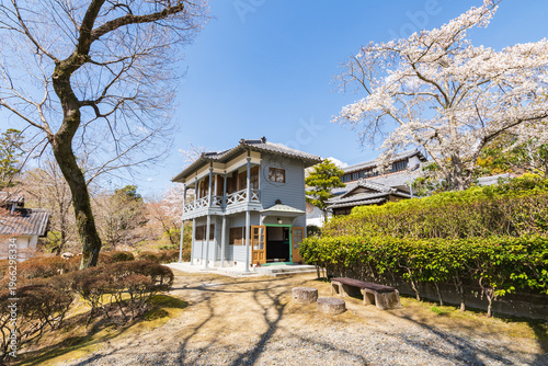 古い西洋館と桜（愛知県豊田市）