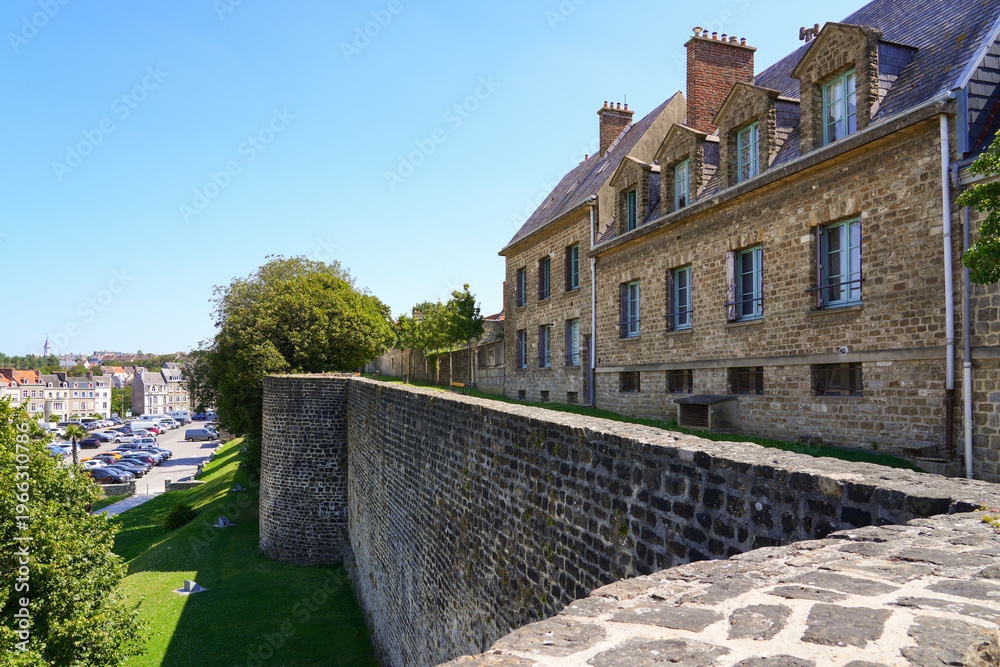 Obraz premium The scenic tree-lined walkway atop the medieval fortifications of Boulogne-sur-Mer, France