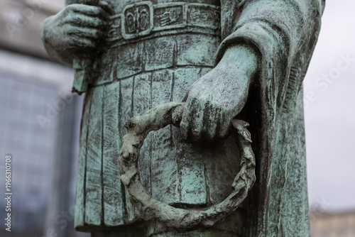 Obraz na plátně close-up of a weathered bronze statue holding a laurel wreath, showcasing intric