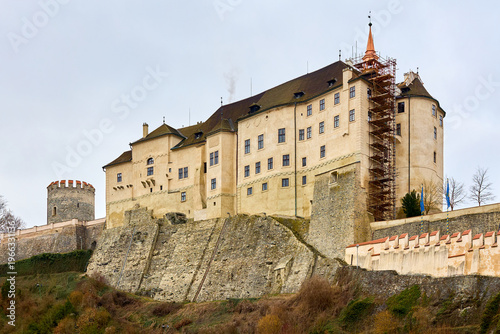 Foto Majestic medieval castle on hilltop with historic architecture and scenic view