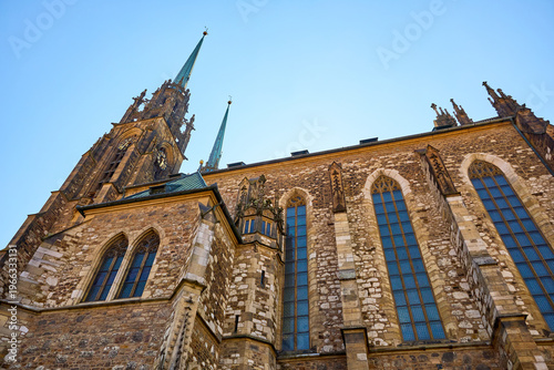 Foto Gothic cathedral architecture with towering spires and stained glass windows