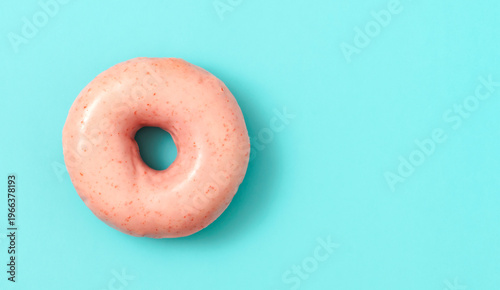 Pink chocolate ring doughnut. Strawberry donut, Cherry blossom colored donuts, etc. ピンク色のチョコレートのリングドーナツ。イチゴドーナツ、桜色のドーナツなど	
