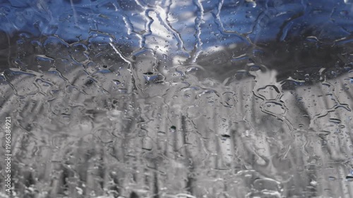 カーケアとメンテナンスをイメージする車内洗車シーン