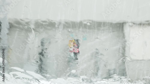 カーケアとメンテナンスをイメージする車内洗車シーン