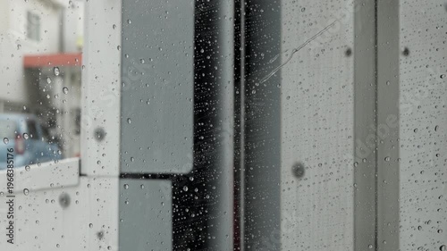 カーケアとメンテナンスをイメージする車内洗車シーン